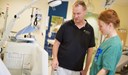 En stor del av arbetet sker ute i vården. Medicintekniska ingenjören Torbjörn Magnusson besöker självdialysen där sjuksköterskan Andrea Morgner visar en dialysapparat som har problem med vattentrycket. 