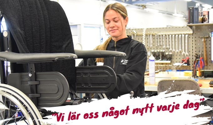 En koncentrerad tjej jobbar med en rullstol på ett arbetsbord. I bilden är texten "Vi lär oss något nytt varje dag" inlagd.