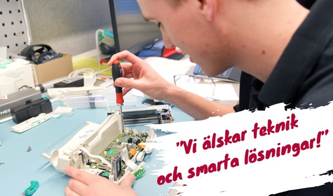 En kille jobbar med en reparation av medicinteknisk utrustning. I bilden är texten "Vi älskar teknik och smarta lösningar!" inlagd.