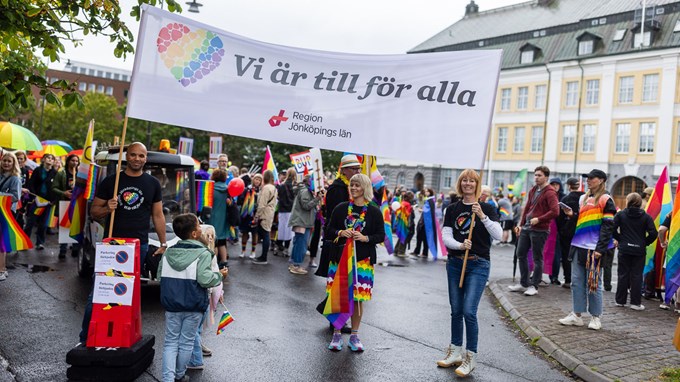 Region Jönköpings län deltar i pridetåget med parollen Vi är till för alla. 