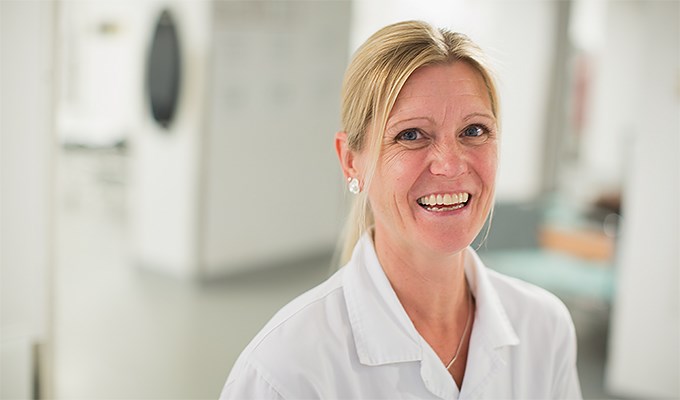 Lisa Bergström är den första akutsjuksköterskan på Höglandssjukhuset, ett yrke som innebär snabba möten med patienter och bedömning av behovet av sjukvård. 