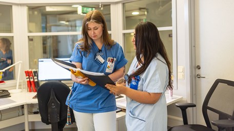Två kvinnor i sjukvårdskläder på psykiatriska kliniken i Jönköping. 