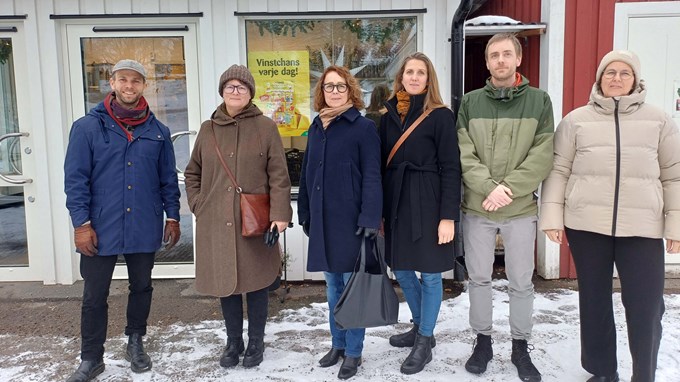 Bild på personer från deltagande regioner utanför en landsbygdsbutik.