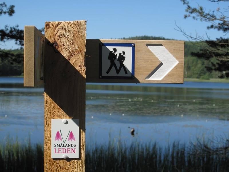 Pil som markerar vandringsled