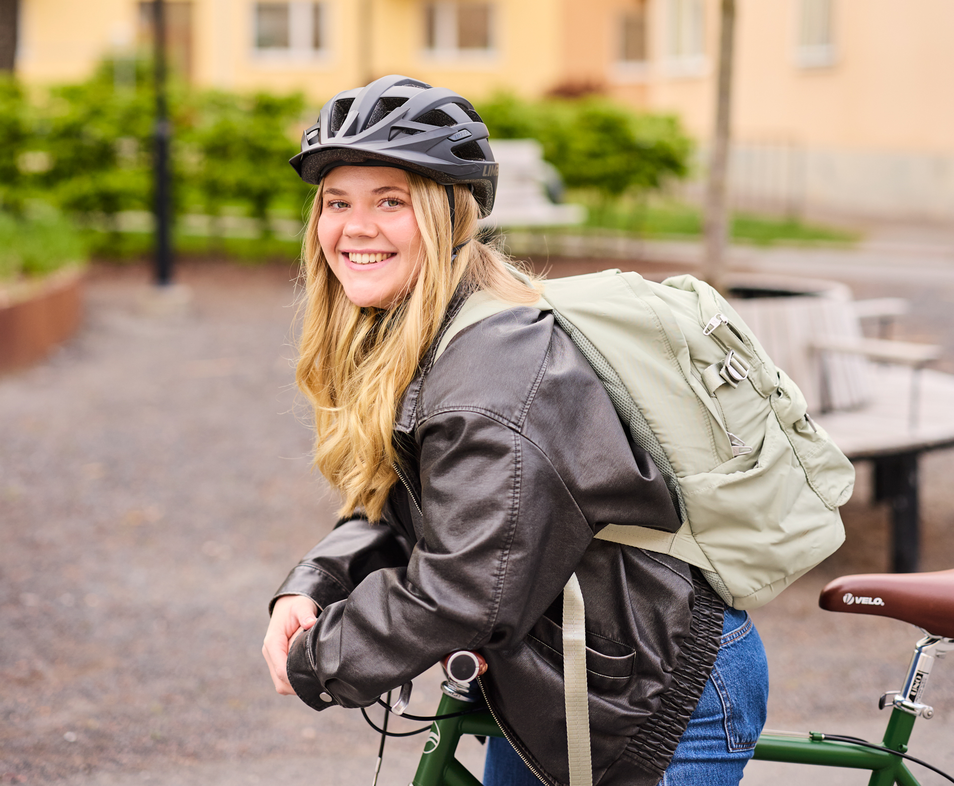 Två personer cyklar