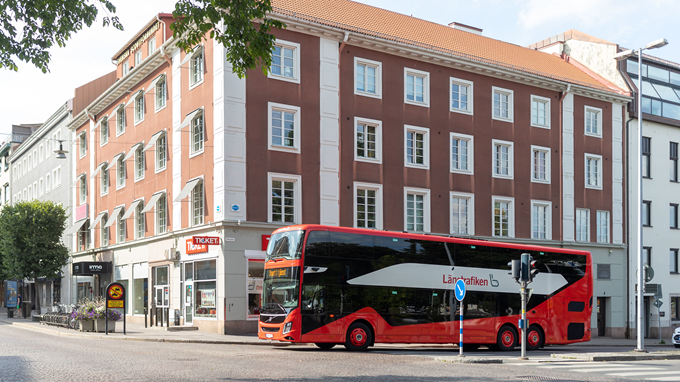 En buss i stadstrafik. 