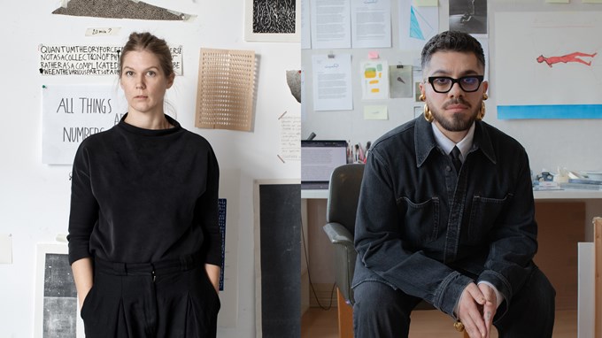 Två konstnärer i sina ateljéer. 