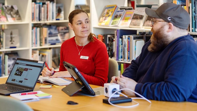 Människor som samtalat runt ett bord.