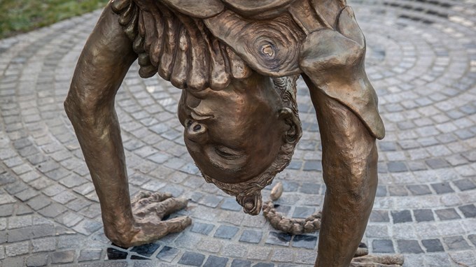 En staty föreställande en flicka som står på händerna. 