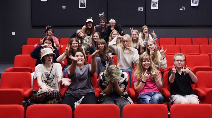 En grupp med ungdomar i en biosalong.