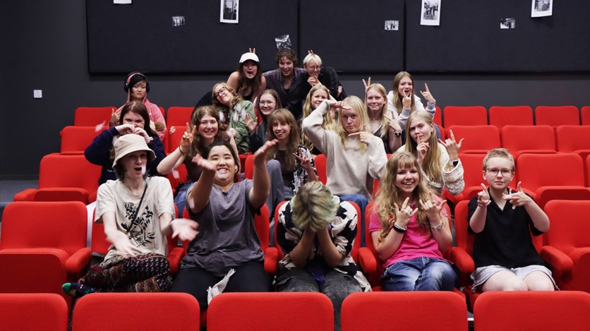 En grupp med ungdomar i en biosalong.