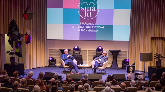 Två författare i samtal på en scen. 