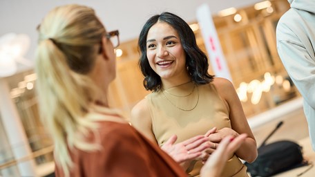 Två kvinnor som pratar med varandra