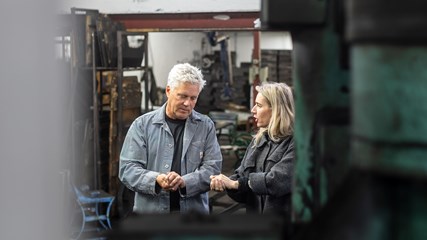 En man och en kvinna i industrimiljö.