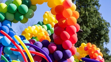 Färgglada ballonger från Pridefestivalen