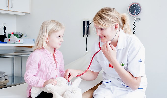 En liten flicka undersöks av en läkare