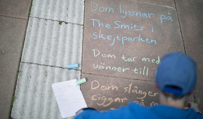 Person som skriver på gatan. 