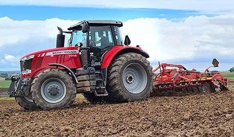 Röd traktor av märket Massey Ferguson