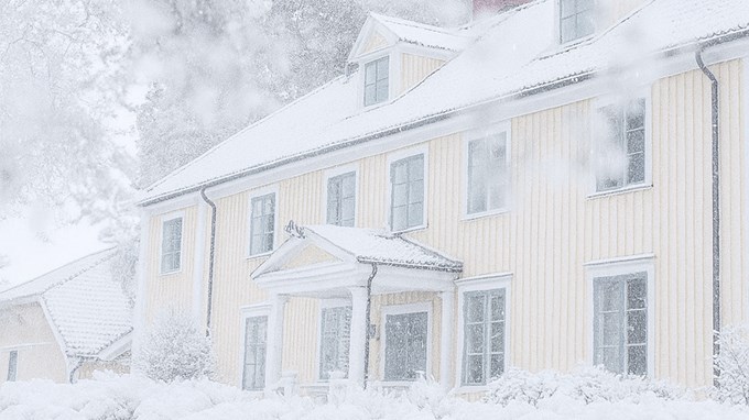 En skolbyggnad i ett snölandskap.