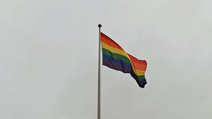 Regnbågsflaggan vajar i vinden