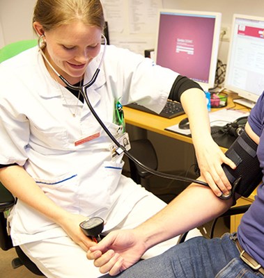 Vårdpersonal tar blodtrycket på en patient